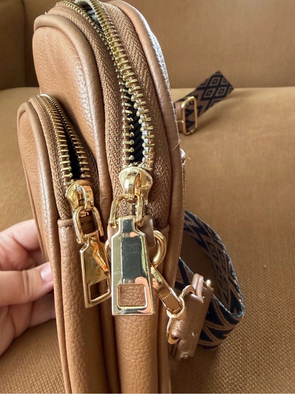 NWOT Women’s Neutral Crossbody Bag with Patterned Strap - Picture 3 of 4